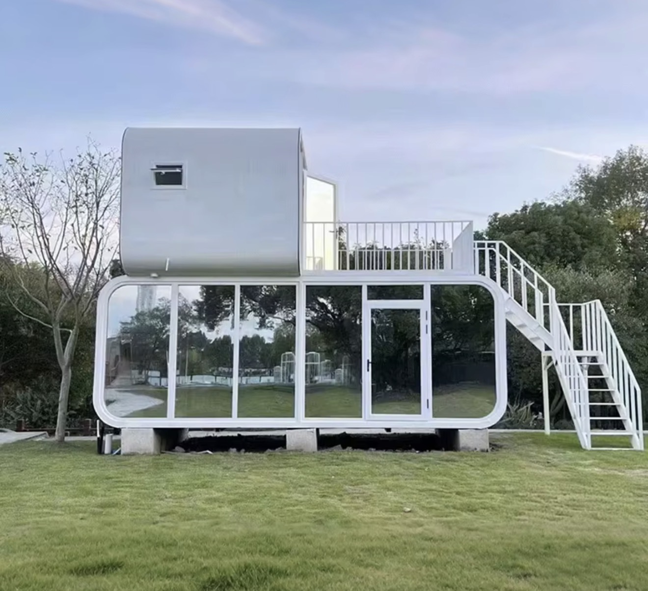 Apple Cabin exterior con terraza