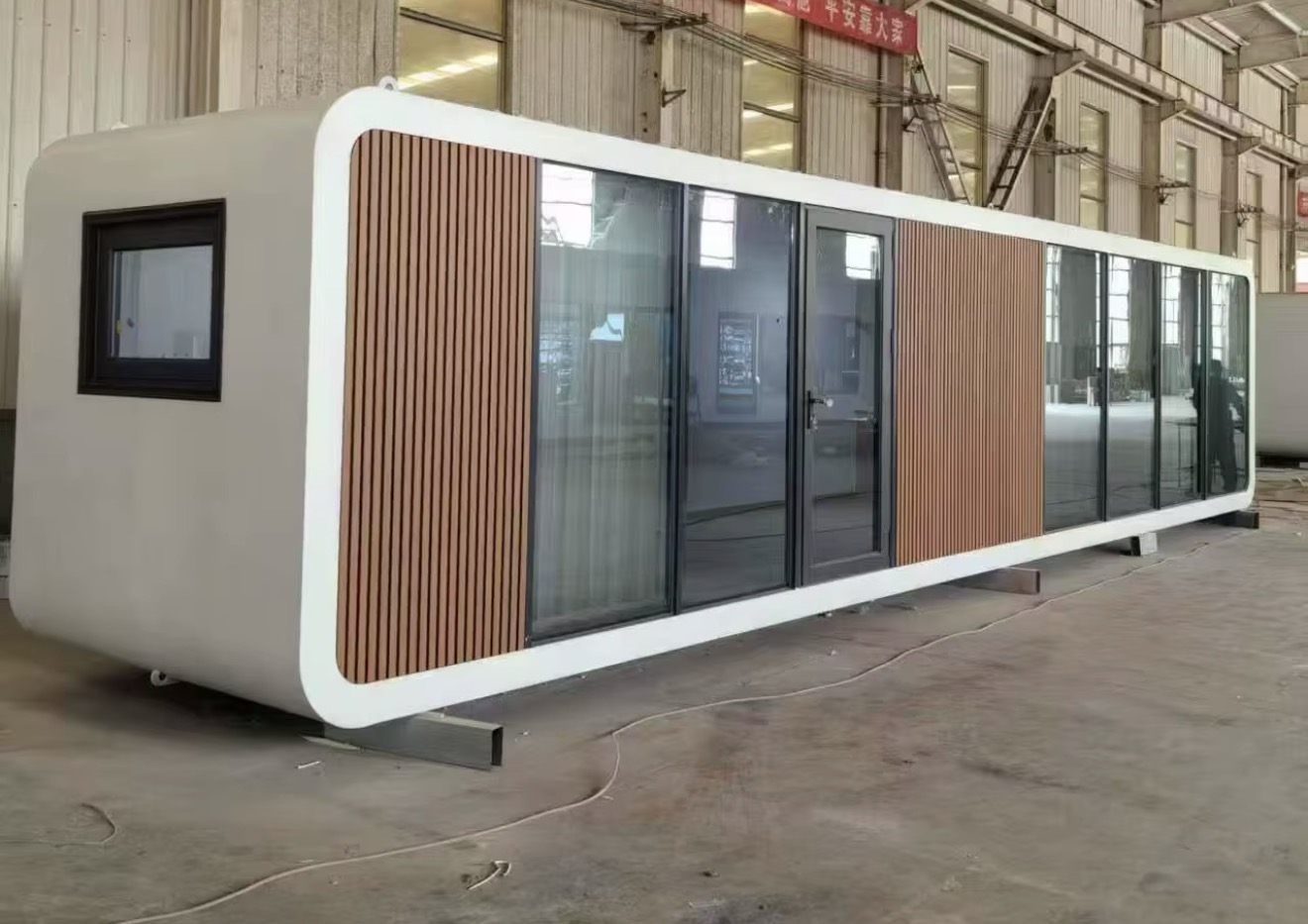Apple Cabin exterior lateral