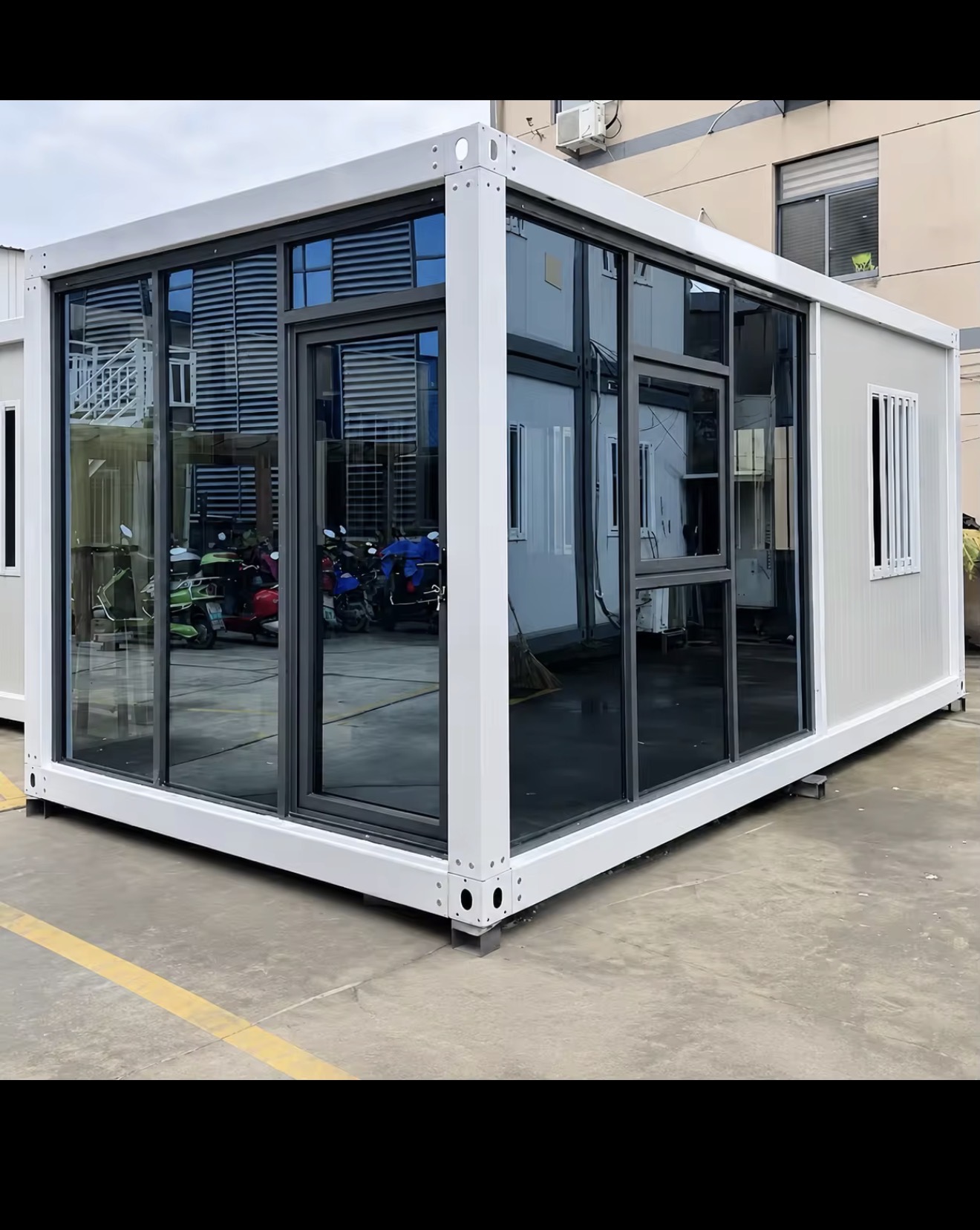 Casa modular HOM360 de madera y vidrio