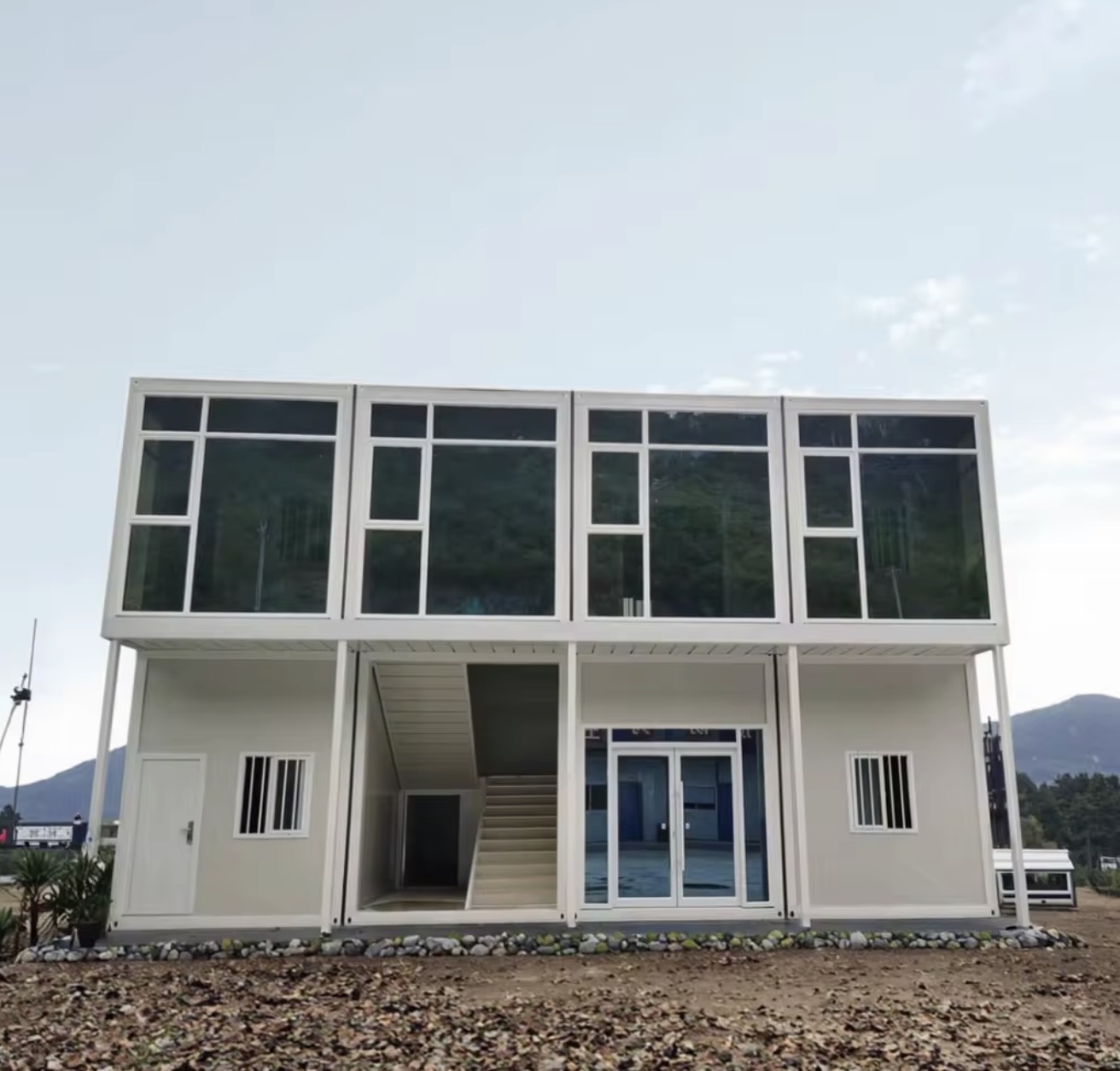 Casa modular HOM360 de dos niveles con terraza